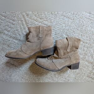 Women's Tan Suede western style ankle boots Sz. 8